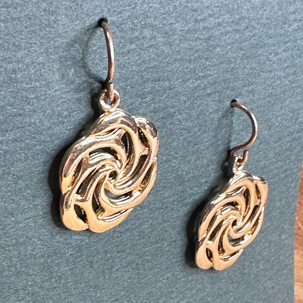 Lovell Designs - Gold Sea Rose Drop Earrings, gold plated, NWT - Picture 3 of 6
